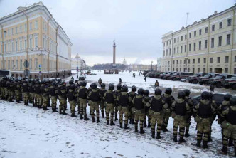 大批军人在圣彼得堡驻守。AP