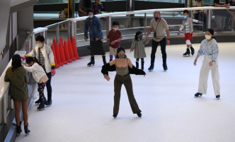 有市民前往商场溜冰。