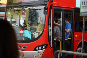 巴士逼爆乘客。