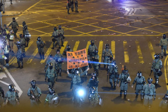 防暴警察橙旗警告示威者