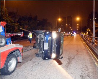 客貨車失事翻側，橫亘路中。