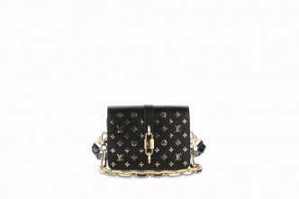 Rendez-Vous黑色手袋/$40,000/Louis Vuitton,袋身的招牌Monogram圖案換上金屬素材,配搭黑色皮革袋身,營造強烈對比視效。