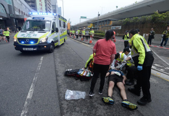 聖約翰救傷隊人員在九龍東辦事處對，為跌倒的28歲跑手急救。