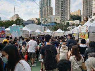 葵涌運動場舉行的美食嘉年華來到第二日，下午繼續有大批市民入場。