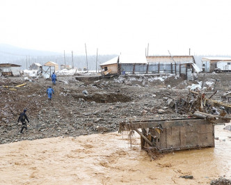 大量泥漿沖入金礦宿舍不少工人走避不及死傷嚴重。AP