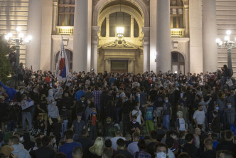 示威者聚集在市中心國會大樓外的廣場。 AP