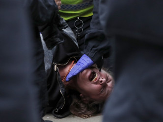 示威演變警民衝突。AP