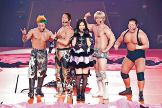 珠理奈邀得几位大只摔角手上台。