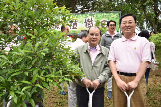 张建宗（左）早上出席「香港植树日2019」