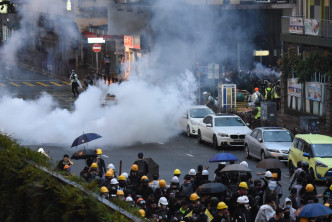 示威者与警方在荃湾爆发大规模冲突。