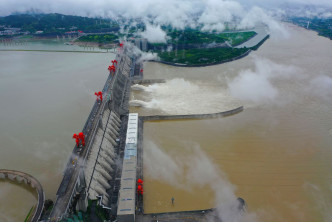 三峽樞紐今年首次泄洪。新華社圖片