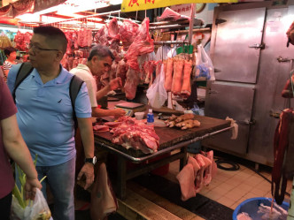 尚德街市豬價升，有肉檔指1斤瘦肉及排骨分別售100及120元，一隻豬腳售40元。