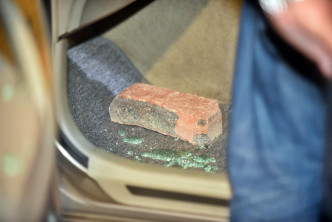 私家车内有砖头。徐裕民摄