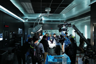 每个手术场面，都动用大量幕后工作人员进行拍摄。