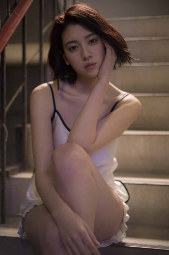 三吉彩花是周杰伦《说好不哭》MV女主角。