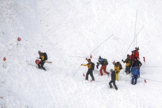 瑞士滑雪道雪崩，至少2人伤。AP图