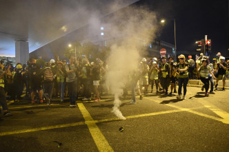 示威者與警察爆發衝突