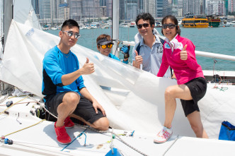 一九九四年为香港勇夺亚运帆船项目铜牌的张美娴(右)为Meiham号舵手，带领同为前港将唐秉信(左)及麦伟欣(右二) 等成员在维港作赛。相片由香港香港游艇会提供