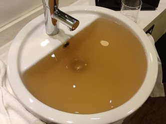 連洗手盤的供水亦呈泥黃色。「香港 Staycation 酒店交流谷」Facebook 群組相片