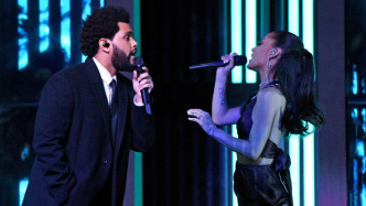 Ariana Grande跟The Weeknd担任表演嘉宾。