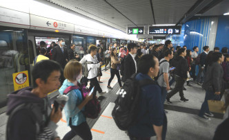 港鐵荃灣綫來往金鐘和中環站服務繼續暫停。