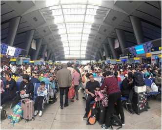 北京南站昨日起出现回程人潮。网图