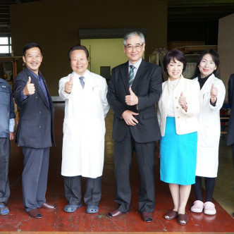 游飈於「日本」的合作伙伴，左二順序：宮本大樹教授、齋滕社長、山川社長等。