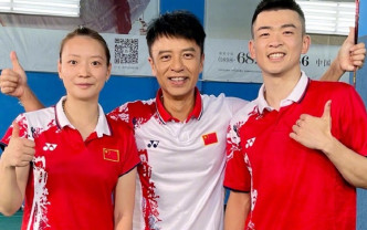 李克勤与世界羽毛球混双冠军郑思维和黄雅琼打「友谊波」。