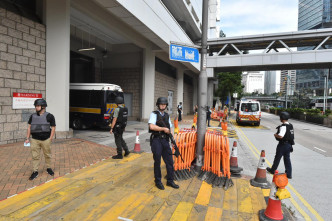 被告早上由警员押送至法院。