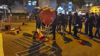 示威者利用鐵欄雜物堵塞馬路