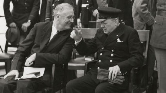 英国战时首相邱吉尔和当时的美国总统罗斯福于1941年8月14日签署《大西洋宪章》。网上图片