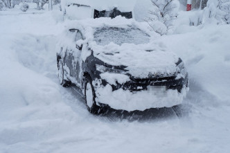 富山县汽车被大雪覆盖。网上图片