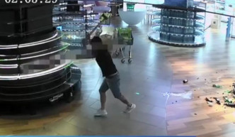男子在凌晨時份闖入超市進行破壞。影片截圖