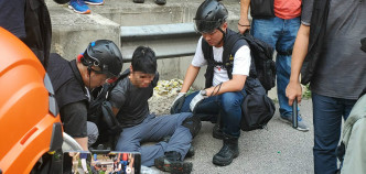 屯門防暴警察制服多人。