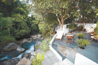 屋外連1200方呎花園，可享綠樹小溪，令人放鬆。