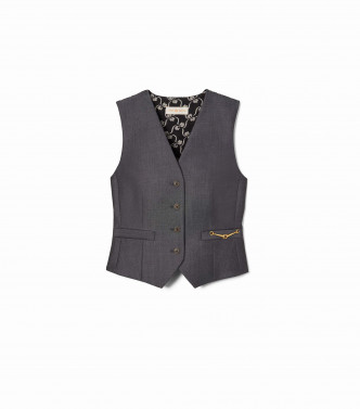 男士款式Mohair西服背心/$3,800，衬以同色系Mohair长裤/$4,950，塑造优雅的中性感觉。（Tory Burch）