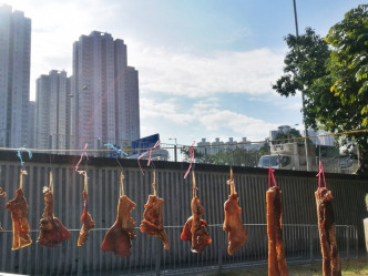 該個掛臘肉的位置接近馬路，網民都覺得相當不衞生。「將軍澳主場」Facebook圖片
