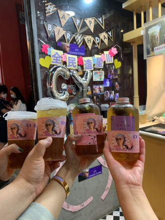 Fans在茶飲店為CY搞應援活動。