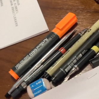 枱上有好多筆。