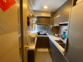 廚房開則修長，上、下層廚櫃設計，提供充裕收納空間。