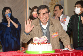 胡枫生日回电视城开工，获高层与一众艺员切蛋糕庆祝。
