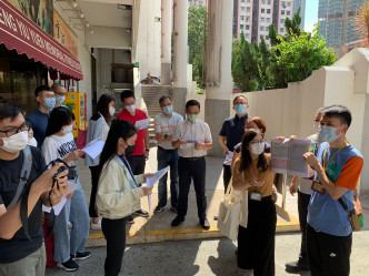 刘业强与郭基辉及杨政龙等人，带领20名青年学员到屯门寮屋区探访基层家庭。