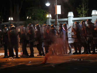曼谷上周六晚示威者与防暴警察爆发激烈冲突。AP