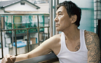 三屆日本影帝役所廣司，飾演渾身帶刺，卻被迫在社會邊緣爭扎的主角正夫。