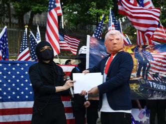 网民举美国旗游行至美领馆。