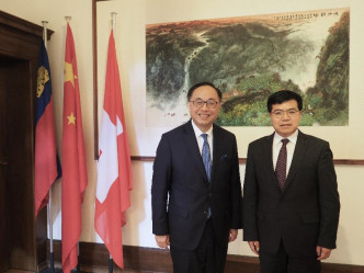 楊偉雄亦拜會中國駐蘇黎世總領事趙清華（右）。政府圖片
