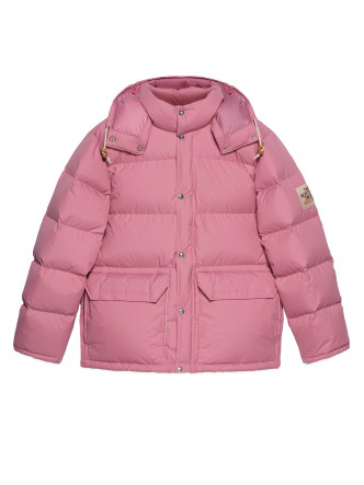 Gucci x The North Face系列粉红色羽绒外套。 $16,400