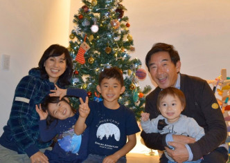 石田純一的太太東尾理子曾要求做檢測，但因沒有症狀遭拒，幸她與3名小孩暫時身體無恙。