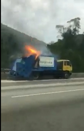 垃圾車車斗起火冒煙。圖:突發事故報料區