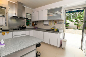 厨房设备齐全，并设有多组厨柜，提供充裕收纳空间。
